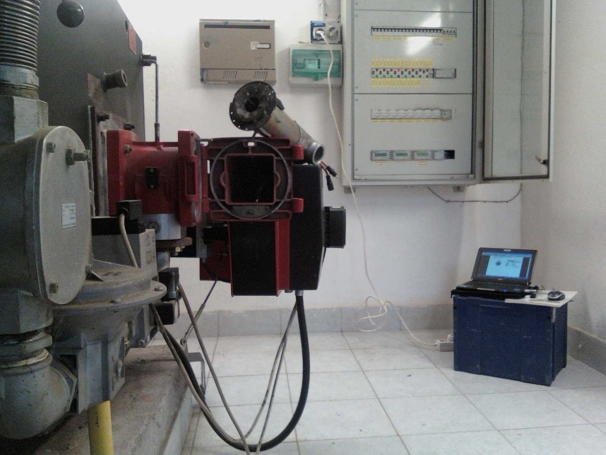 Intervento tecnico in centrale termica con strumenti di controllo – Termoidraulica Bellucco